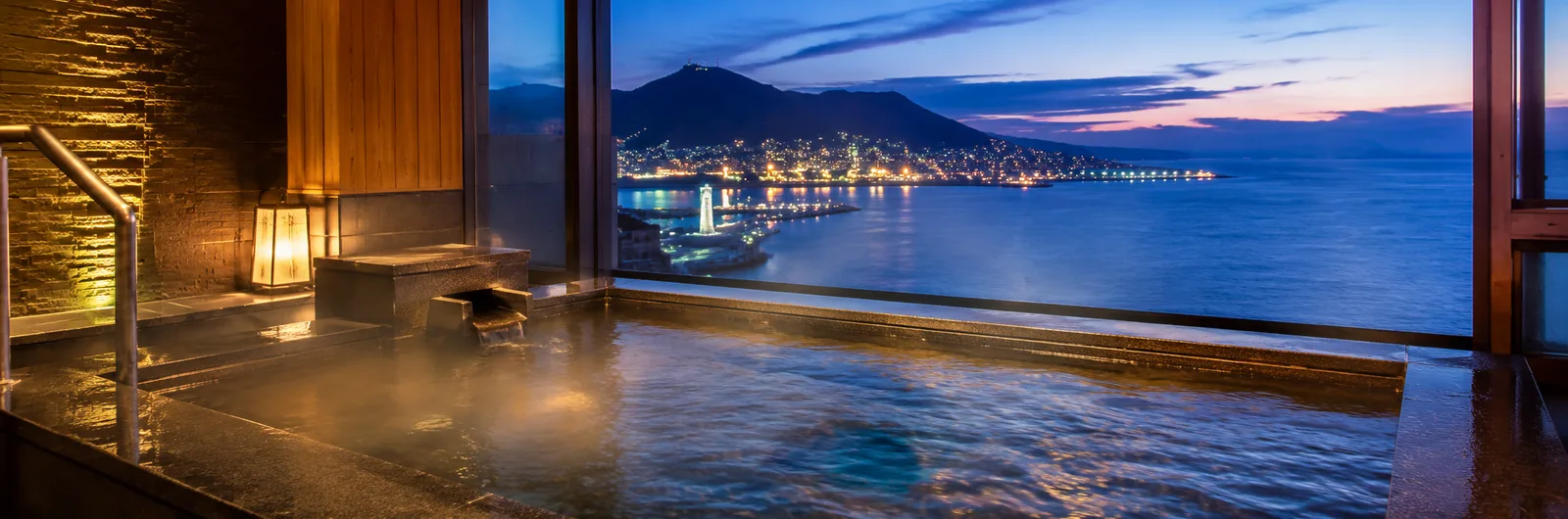 Illustration of the Tsugaru Strait and Hakodate night view from a seaside open-air bath