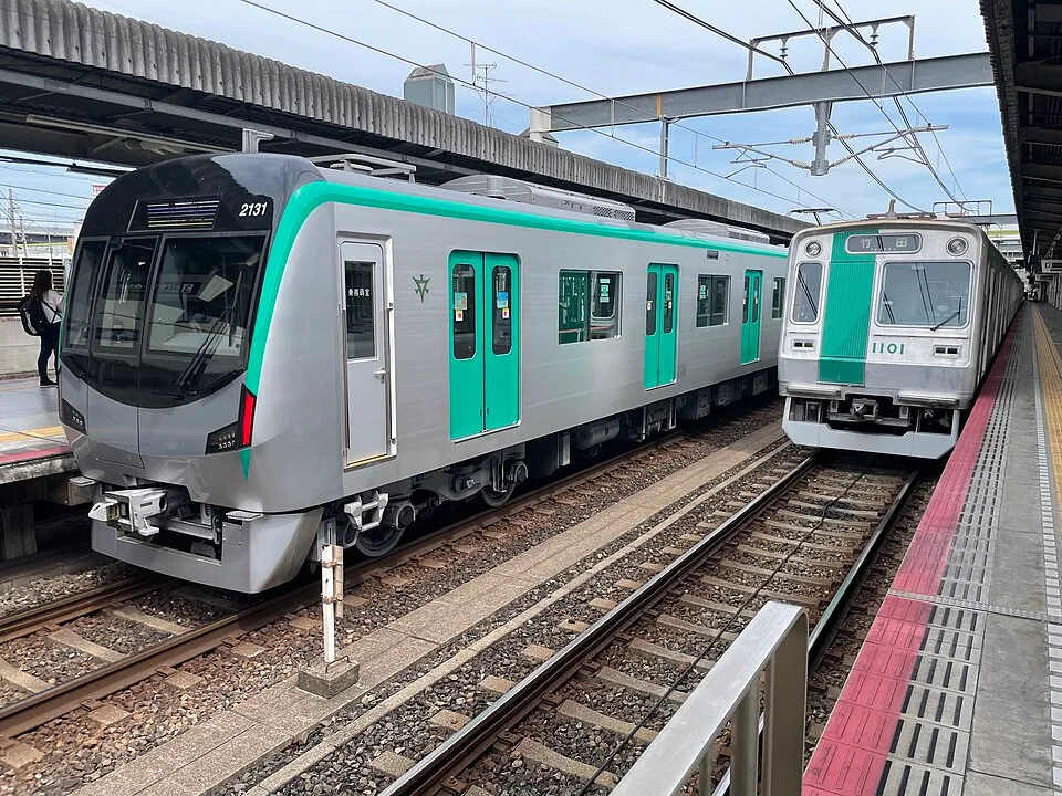 A Kyoto Municipal Subway Karasuma Line train (no traffic, runs on time)