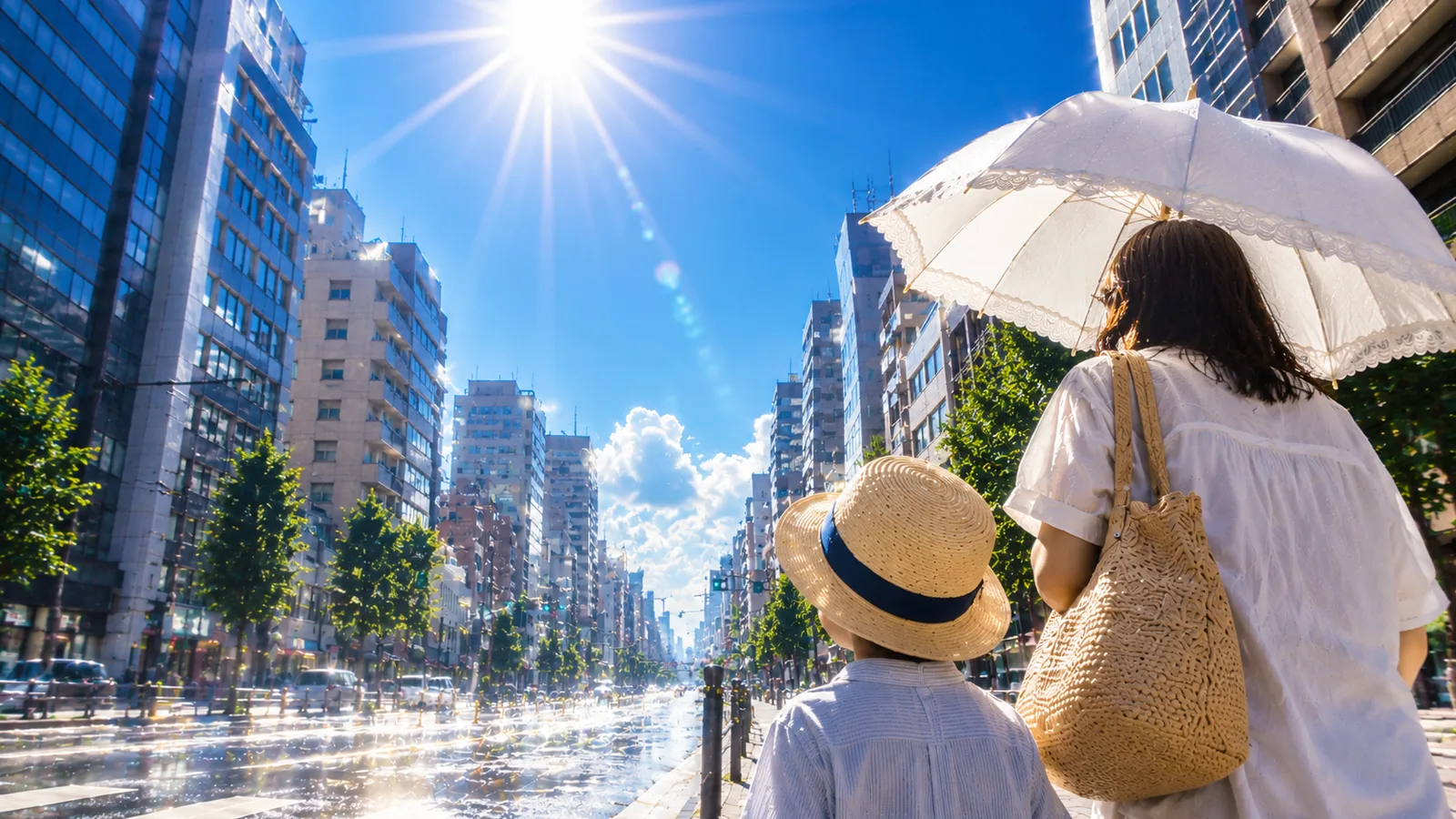 Illustration of a parent and child walking with a parasol and hats through a Japanese city under strong midsummer sun